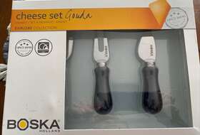 306359 Boska Holland Explore Collection 4 Piece Cheese Set Gouda 3 Knives And Glass Board