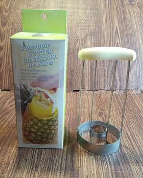 30374 Bradshaw Handheld Pineapple Cutter - Cores With One Easy Twist