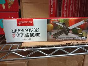 16076 Gias Kitchen Smart Shears 2 In 1 Knife And Cutting Board