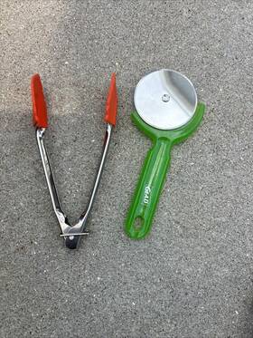4736845 Glad Pizza Cutter - Assorted Colors And Orange Small Tongs