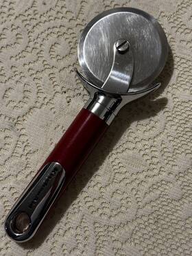 Ke1130 Kitchenaid Red Stainless Steel Heavy Duty Pizza Wheel Cutter Slicer Finger Guard