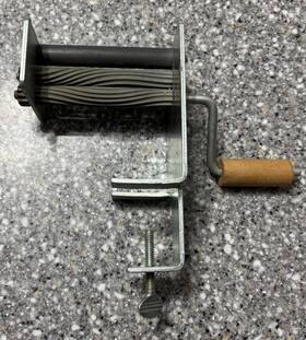 75220 Lee Manufacturing Company 20222 Co. Vintage Pea Sheller Box Dallas