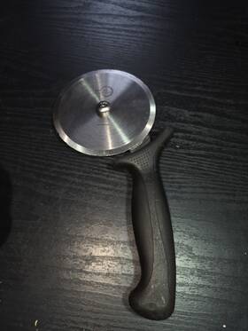 M18604bk Mercer Culinary Millennia Pizza Cutter With Black Handle 4 Inch Wheel