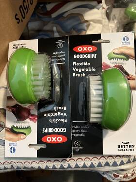 2208700 Oxo 2 New Softworks Vegetable Brush
