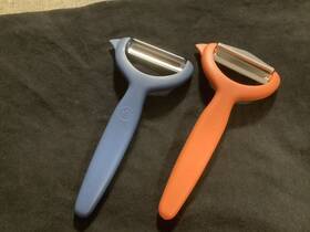 100189 Pampered Chef 2 Piece Peeler Set