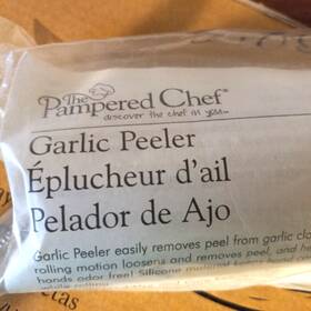 2577 Pampered Chef New In Package Garlic Peeler