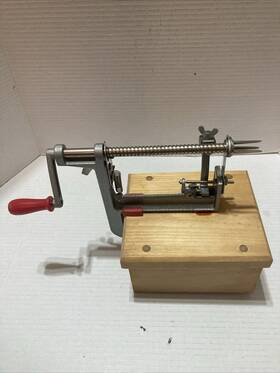 E9166 Pampered Chef The Peeler For Apples Core Slicer On Wooden Block Hand Crank