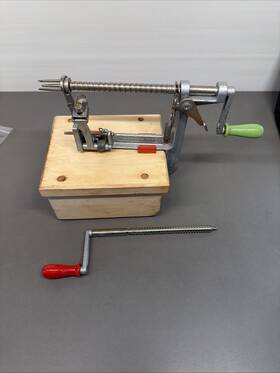 Bt44 The Pampered Chef Apcs Apple Peeler-corer With Wood Block Stand
