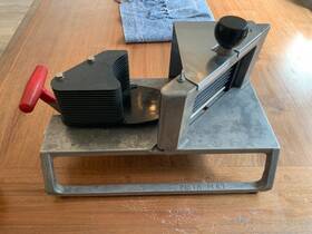 15104 Vollrath Redco Insta Slice Tomato Slicer 3/8 Inch Scalloped Blades