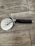 Kitchenaid Pizza Cutter Slicer Wheel Blade Soft Grip Handle Black KET113OHOBA. Fixed Price $18.00.