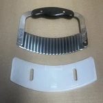 The Pampered Chef Curved Crinkle Cutter. Fixed Price $6.99.