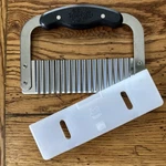 Pampered Chef Stainless Crinkle Fry Cutter Vegetable Garnisher Chopper W/sleeve. Fixed Price $8.99.